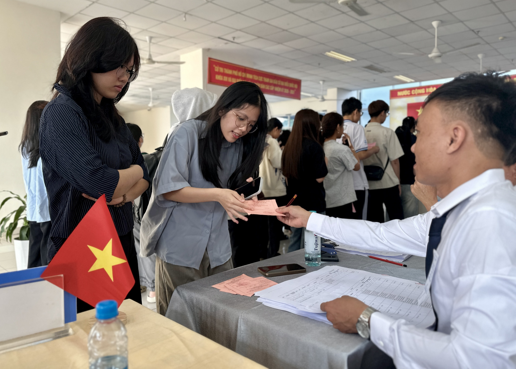 Sinh viên tại ký túc xá Đại học Quốc gia TPHCM tham gia bầu cử - Ảnh: Nguyễn Loan