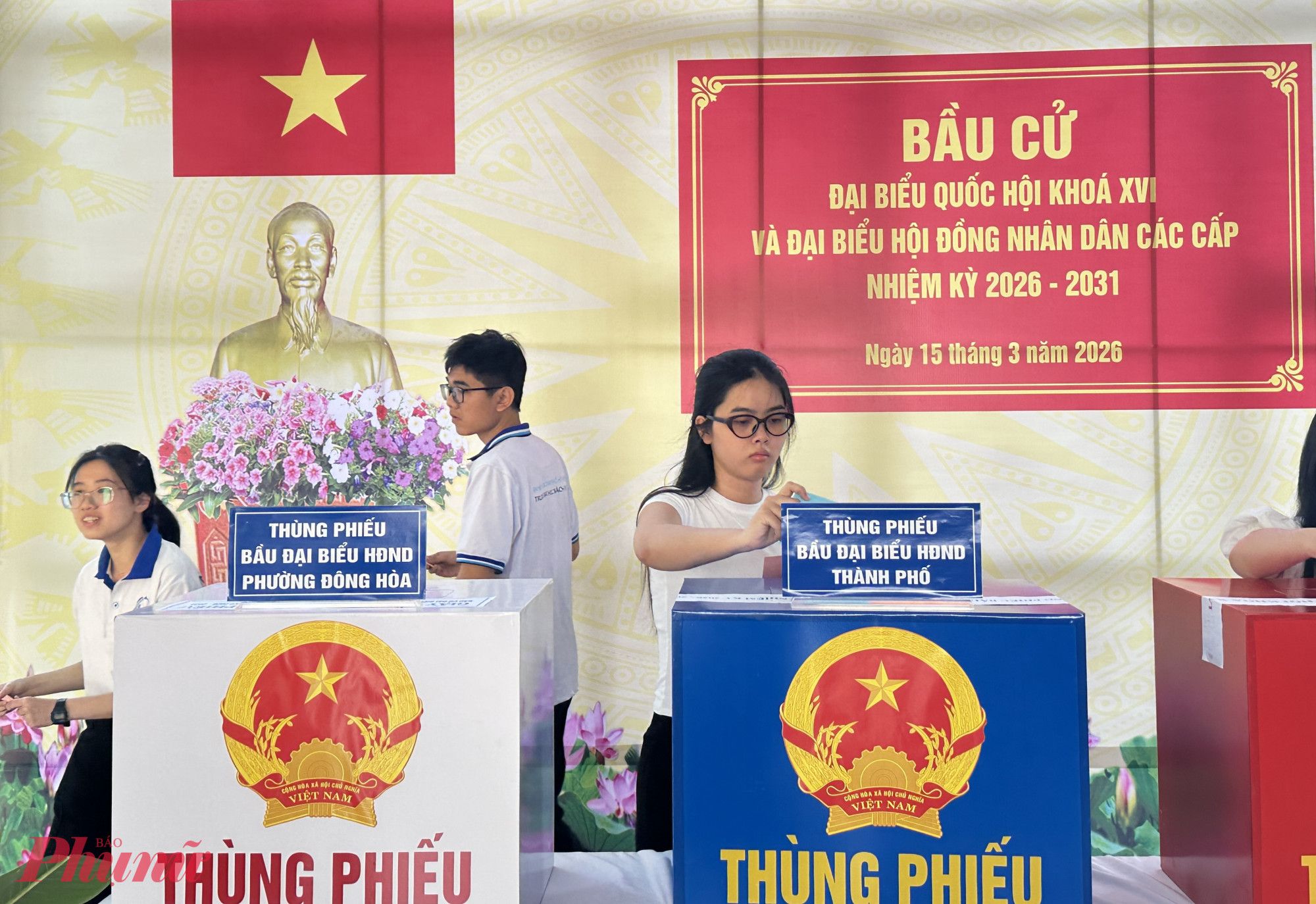 Sinh viên lần đầu tiên tham gia bầu cử - Ảnh: Nguyễn Loan