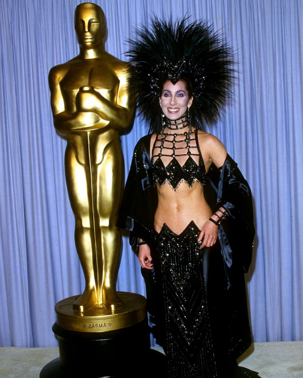 Cher trong bộ trang phục nổi bật của Bob Mackie tại lễ trao giải Oscar năm 1986. Ảnh: Eugene Adebari/REX