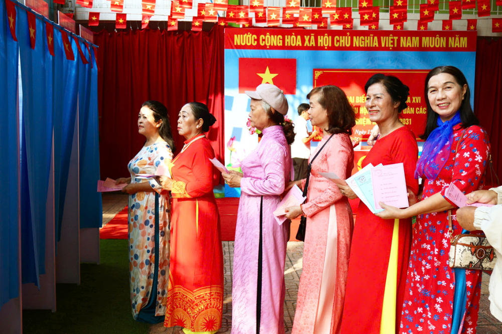 Các dì, các chị tham gia bầu cử như đi dự ngày hội tại khu vực bỏ phiếu số 21, phường Hòa Hưng, TPHCM - ẢNH: DIỄM TRANG