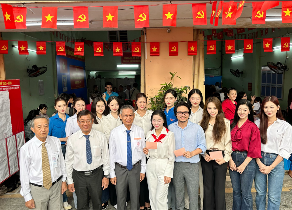 Các người đẹp của công ty Sen Vàng