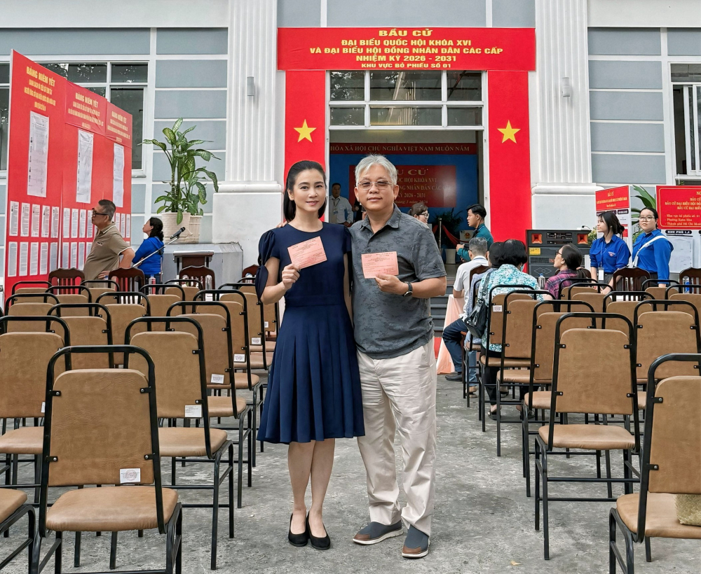 NSƯT Tuyết Thu và ông xã bỏ phiếu tại khu vực sô