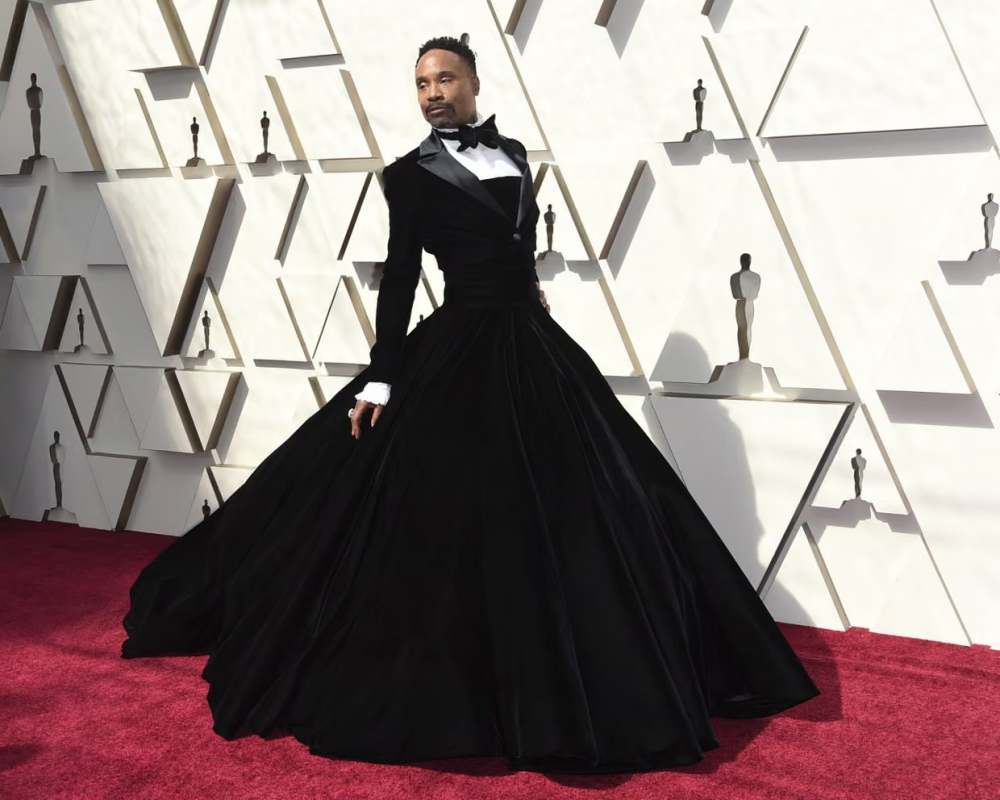 Billy Porter trong bộ váy tuxedo của Christian Siriano. Ảnh: Richard Shotwell/Invision/AP
