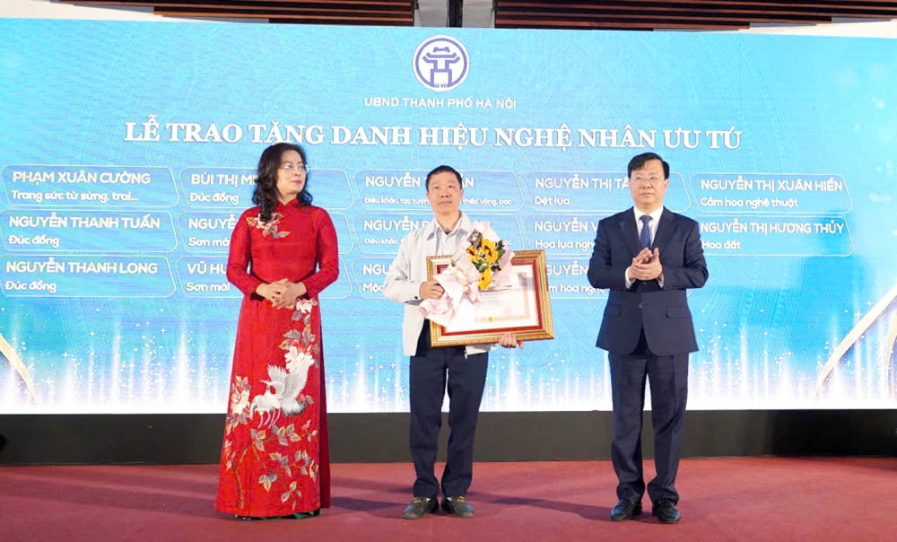 Người đưa nghề thủ công Việt vào chuỗi thời trang thế giới Nghệ nhân Phạm Xuân Cường trong lễ trao tặng danh hiệu Nghệ nhân ưu tú năm 2025