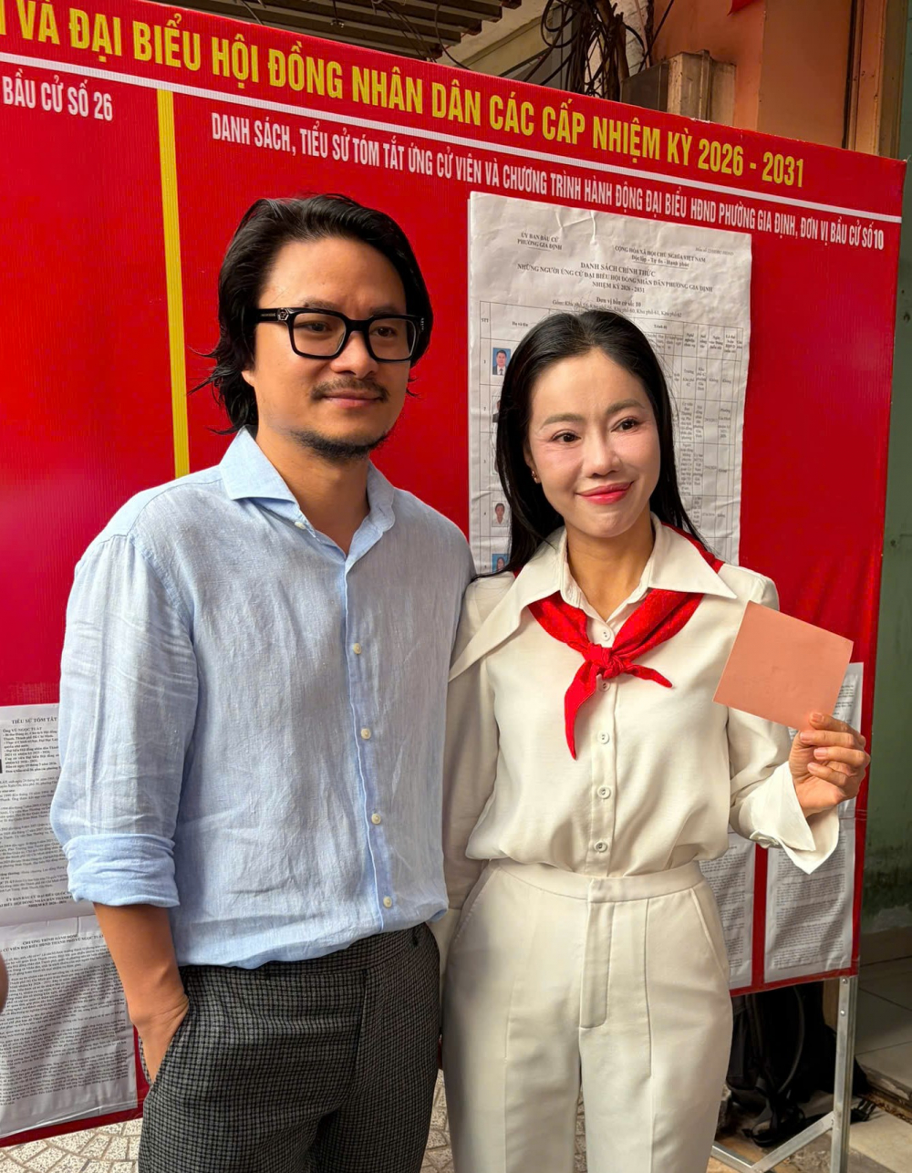 Đạo diễn Hoàng Nhật Nam và bà  Phạm Kim Dung - Trưởng BTC Hoa hậu Thế giới Việt Nam bỏ phiếu bầu tại TPHCM.