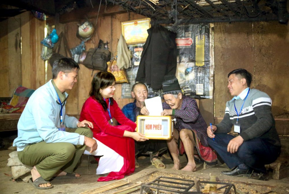 Tổ bầu cử của xã Trạm Tấu, tỉnh Lào Cai đem thùng phiếu phụ đến tận nhà ông bà Giàng A Da và Vàng Thị Lâu  để giúp ông bà thực hiện quyền công dân - ẢNH: TRỊNH YÊN