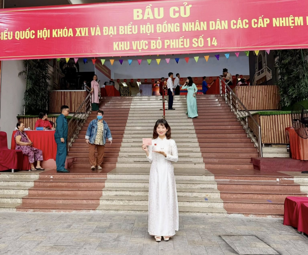 Sáng nay 15/3/2026 chị em hẹn hò áo dài thướt tha đi bỏ phiếu nha. Chúc cho một ngày bầu cử thật ý nghĩa NSND Mỹ Uyên bỏ phiếu tại khu vực bỏ phiếu số 14 (phường Bến Thành) đặt tại Nhà hát Cải lương Trần Hữu Trang