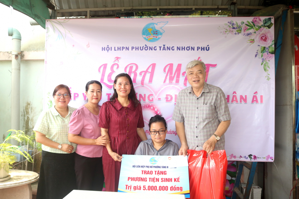 Bà Lê Thị Kim Thu (giữa) - Phó chủ tịch Hội LHPN TPHCM - dự lễ ra mắt “Bếp yêu thương - Địa chỉ nhân ái” và trao phương tiện sinh kế cho chị Nguyễn Nhật Phương Thanh 