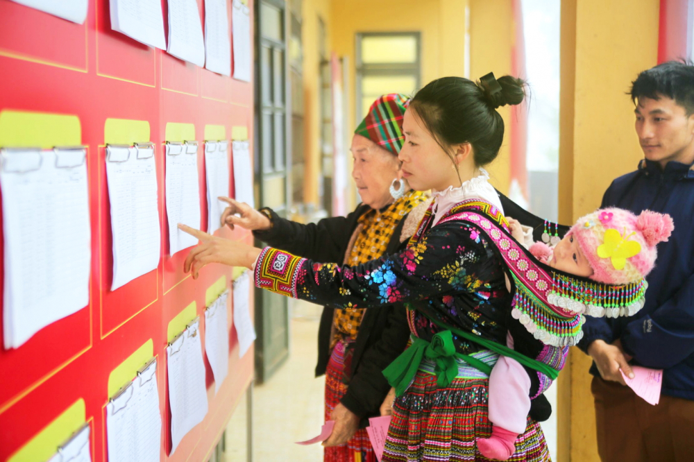 Những em bé ở xã Trạm Tấu, tỉnh Lào Cai theo mẹ tới điểm bầu cử - ẢNH: TRỊNH YÊN