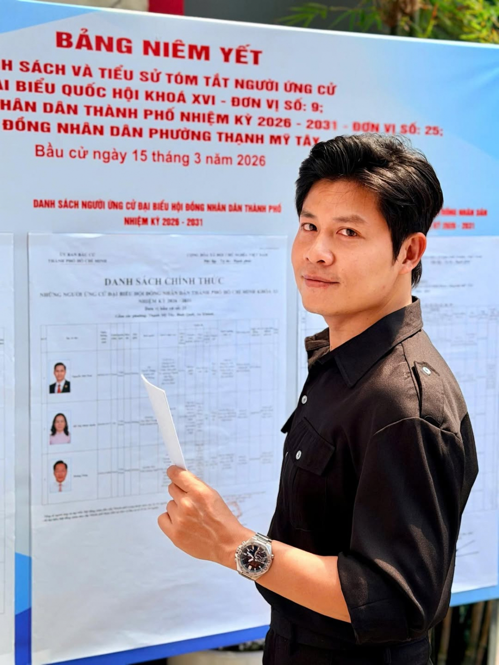 Nhạc sĩ Nguyễn Văn Chung (cầm phiếu) chia sẻ hình ảnh đi bầu cử và nhắc nhở mọi người mau đi bầu - Ảnh: FBNV