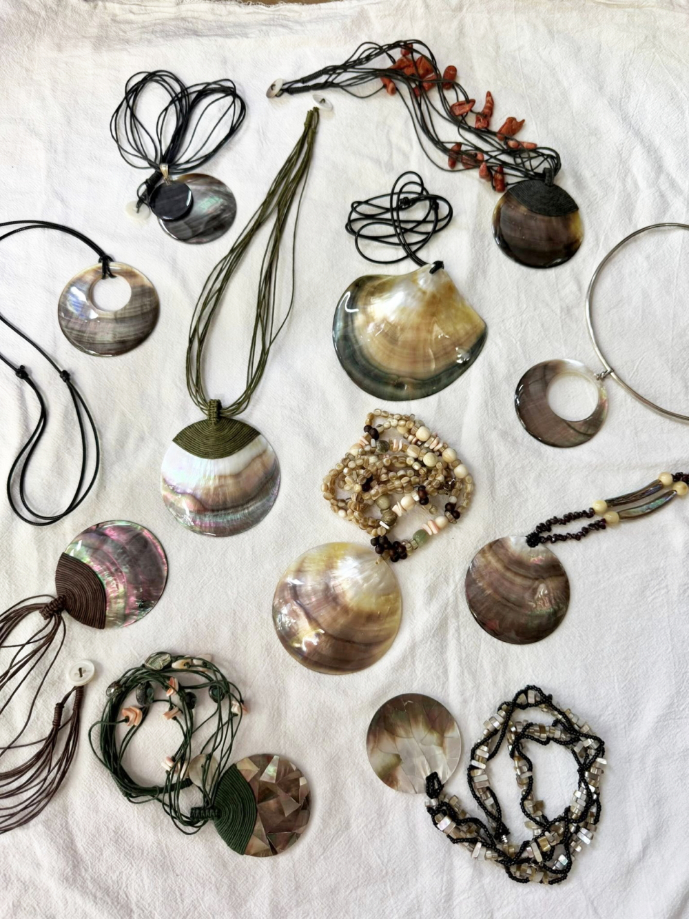 Người đưa nghề thủ công Việt vào chuỗi thời trang thế giới Một số sản phẩm từ vỏ trai, vỏ sò của Mỹ nghệ Xuân Cường