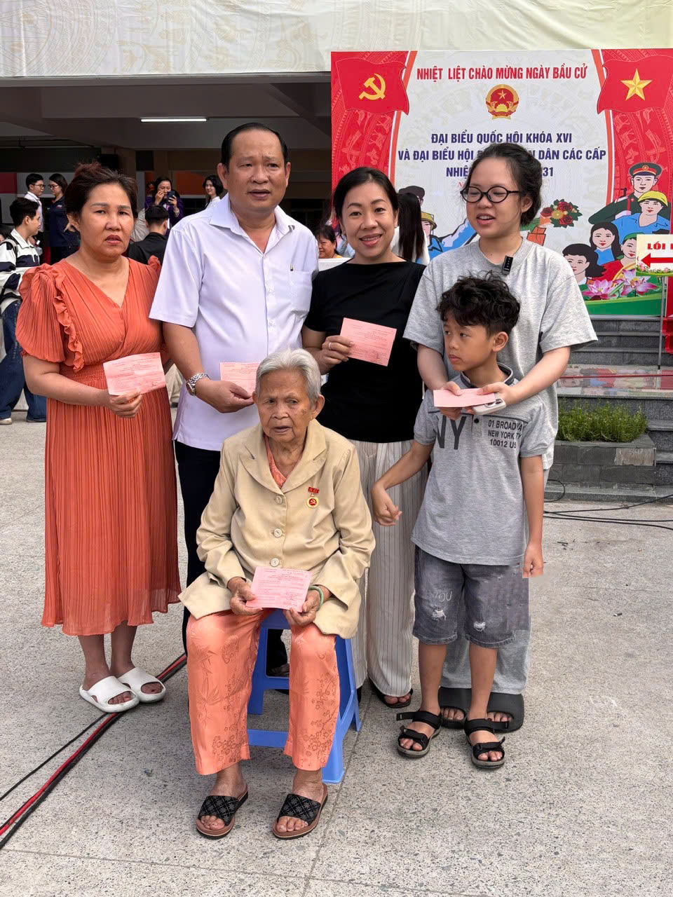 Gia đình cụ Trần Thị Ngọc Huệ cùng nhau đi bầu cử. Ảnh: Thành Lâm