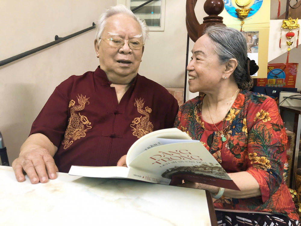 Tình mặn nghĩa nồng trải gần 65 năm của vợ chồng phó giáo sư, tiến sĩ sử học Huỳnh Lứa  - chuyên gia tâm lý Hồ Thị Tuyết Mai là tài sản quý giá của đại gia đình và xã hội - ẢNH: DIỆU HIỀN