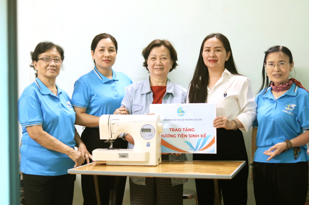 Hội LHPN phường Sài Gòn tặng máy may cho bà Nguyễn Thị Tường (giữa)