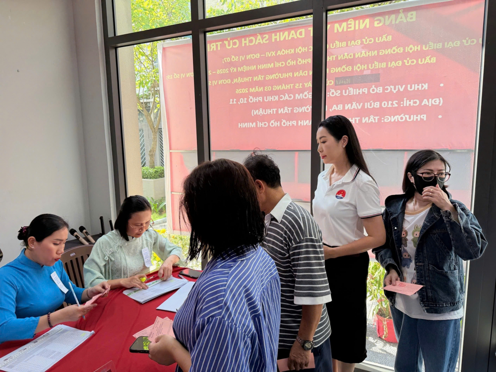 NSND Trịnh Kim Chi, Phó Chủ tịch Hội Sân khấu TPHCM, trong trang phục trang nhã có mặt tại 