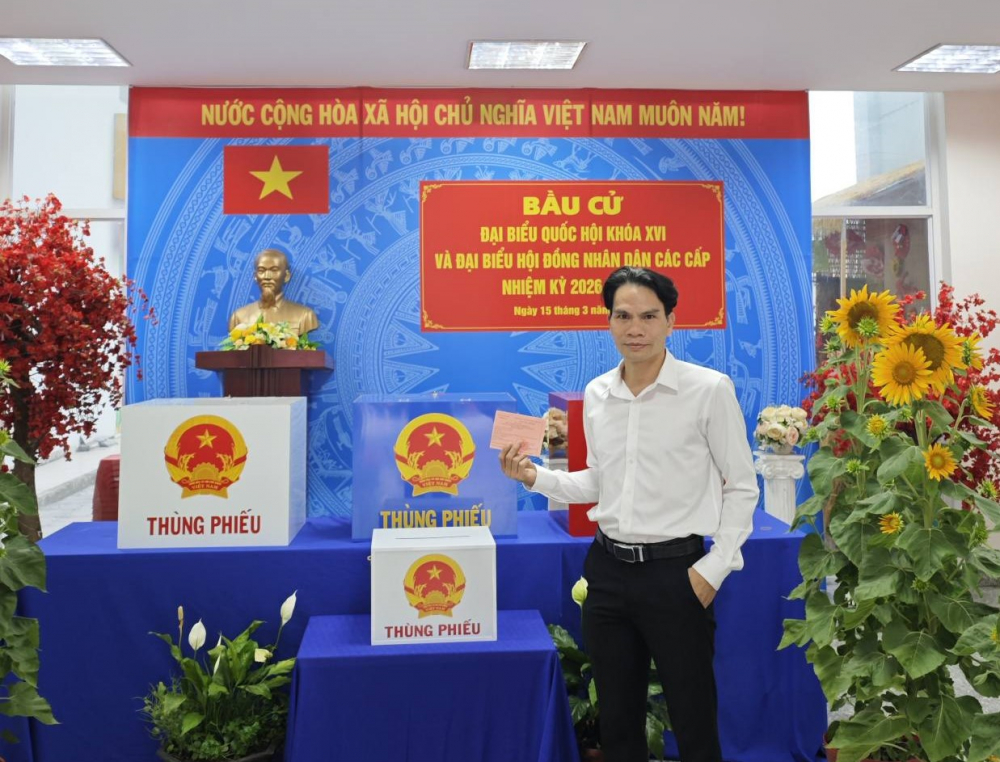 Nghệ sĩ hát bội Nguyễn Thanh Bình bỏ phiếu ở phường An Lạc - Ảnh: NVCC