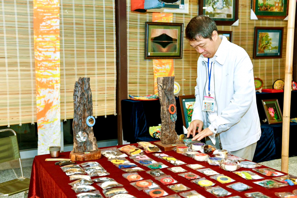 Người đưa nghề thủ công Việt vào chuỗi thời trang thế giới NNƯT Phạn Xuân Cường tại gian hàng giới thiệu sản phẩm ở nhà ga T2 sân bay Nội Bài