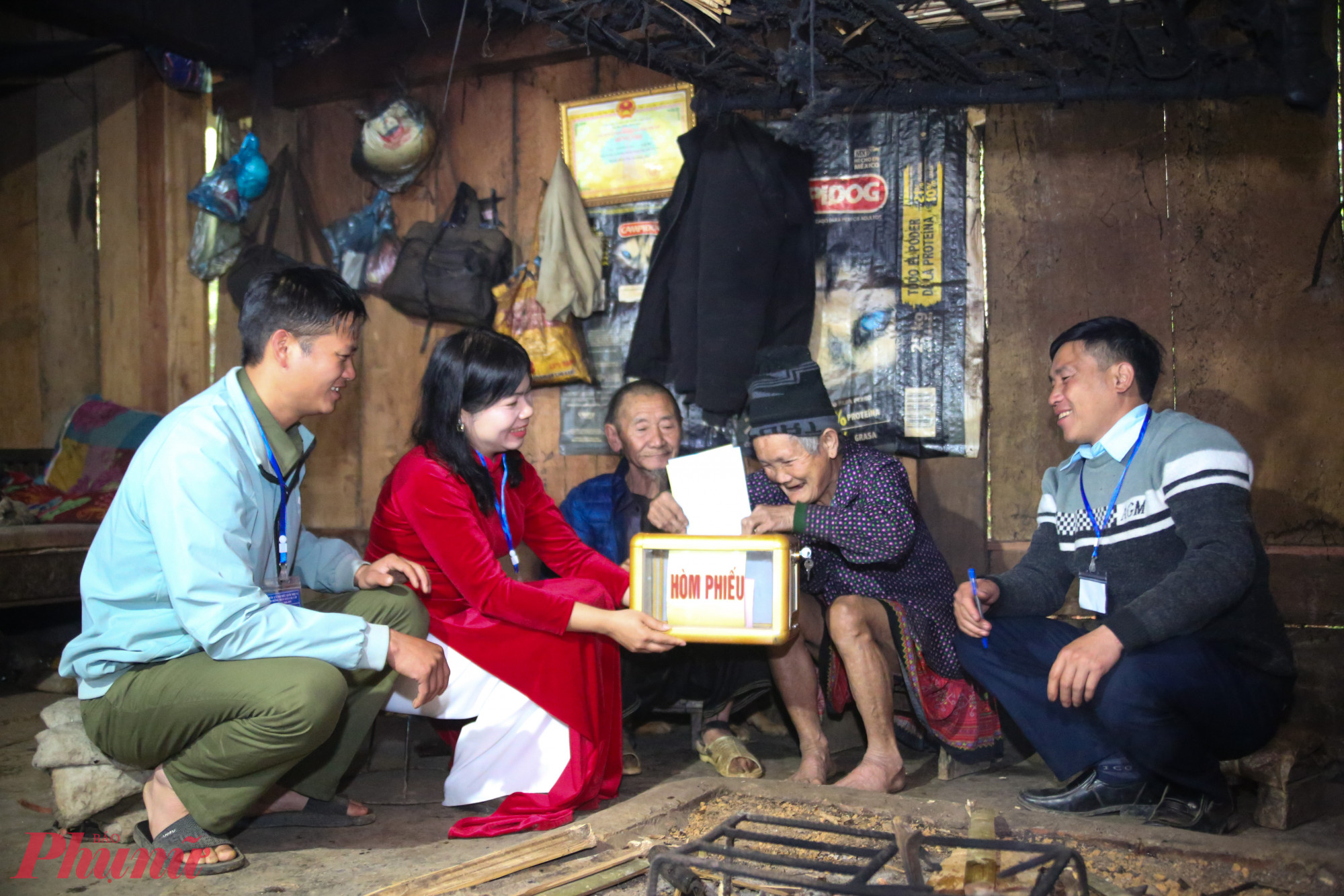 Tổ Bầu cử đem hòm phiếu phụ đến tận gia đình ông Giàng A Da (92 tuổi) và bà Vàng Thị Lâu (88 tuổi) được thực hiện quyền công dân của mình