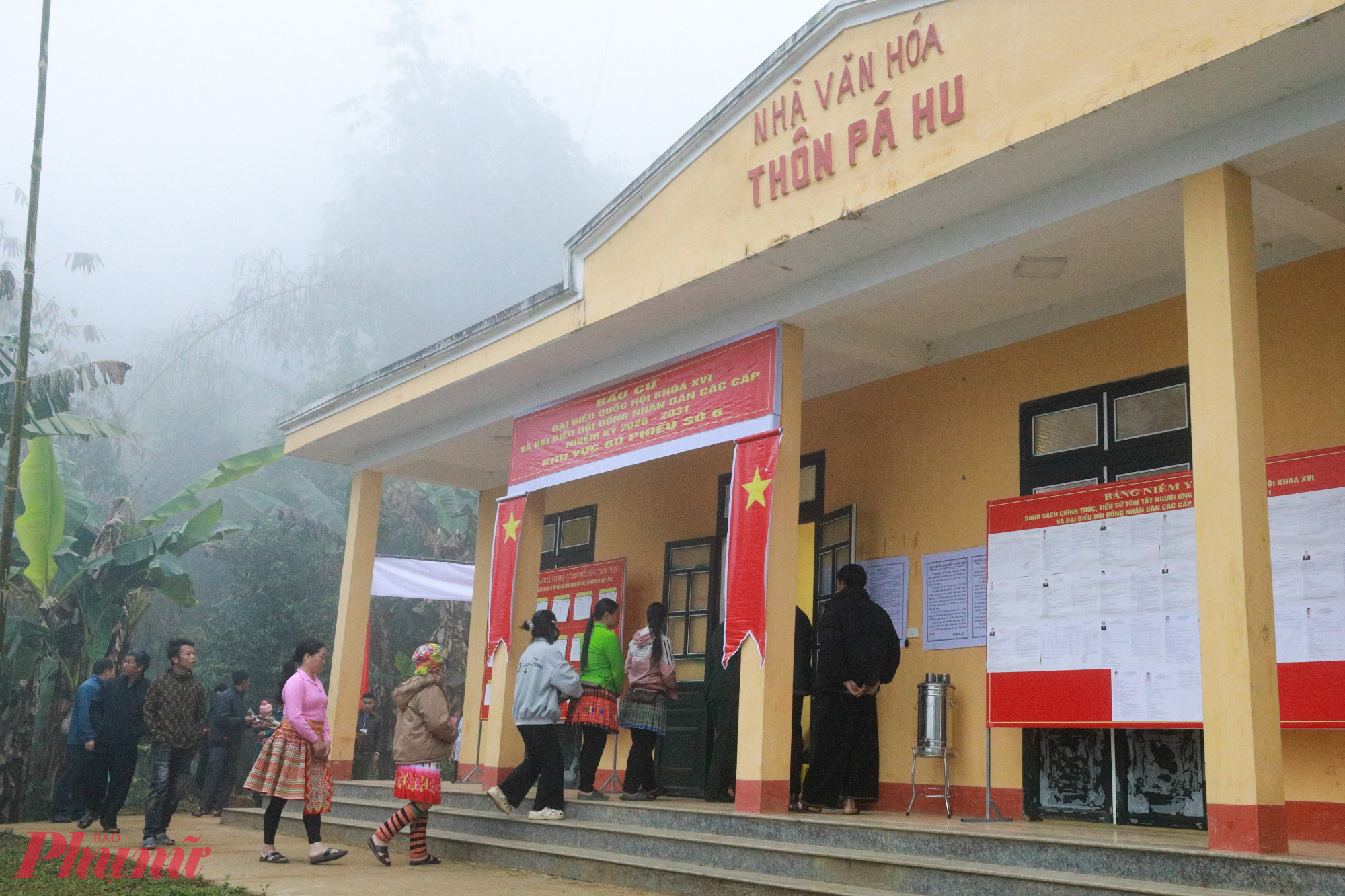 Sáng sớm 15/3, tại thôn Pá Hu, xã Trạm Tấu (tỉnh Lào Cai) không khí hân hoan bao trùm tại đơn vị bầu cử số 6, nơi 