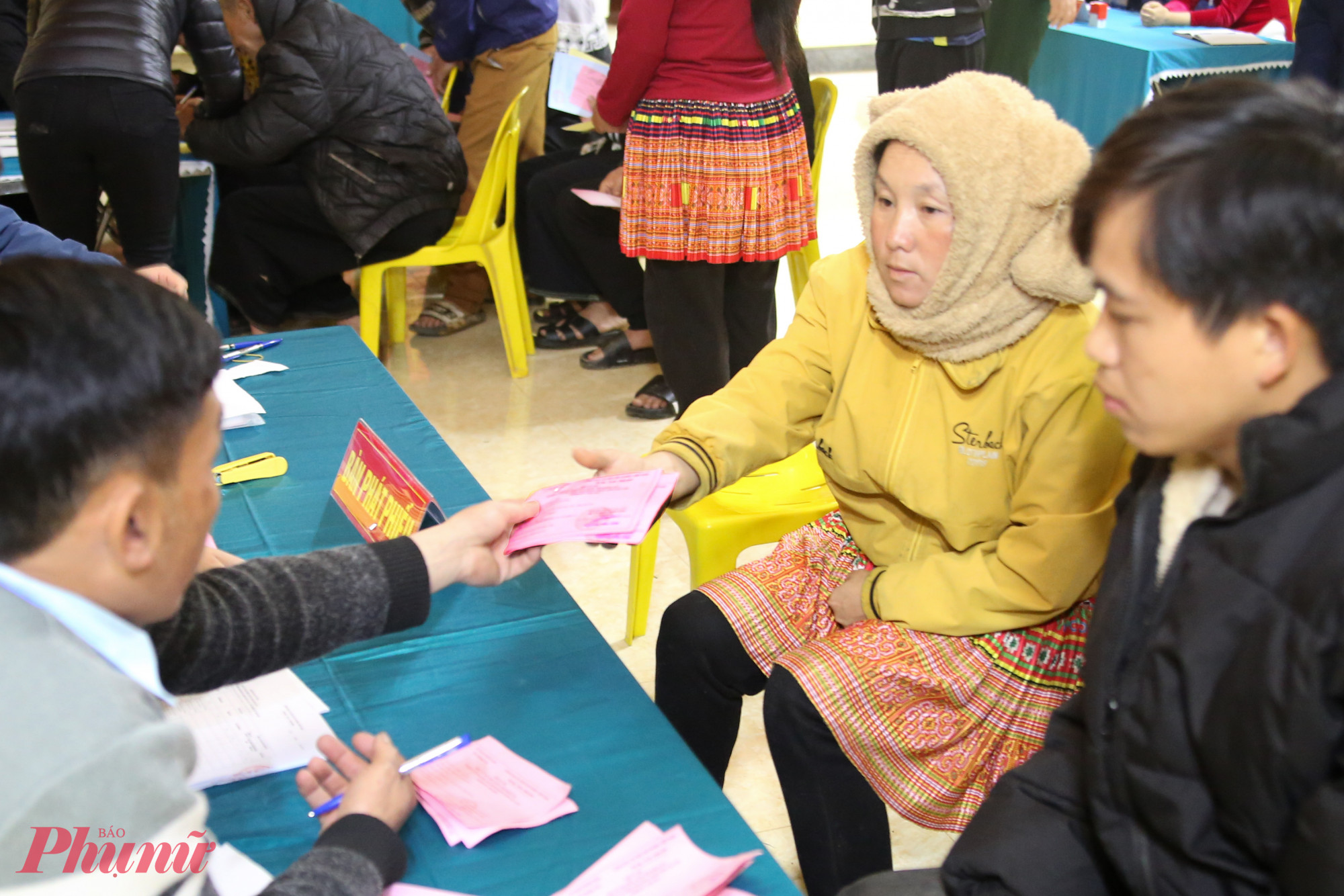 Đại diện các tầng lớp nhân dân, các lực lượng bỏ những lá phiếu đầu tiên vào hòm phiếu.