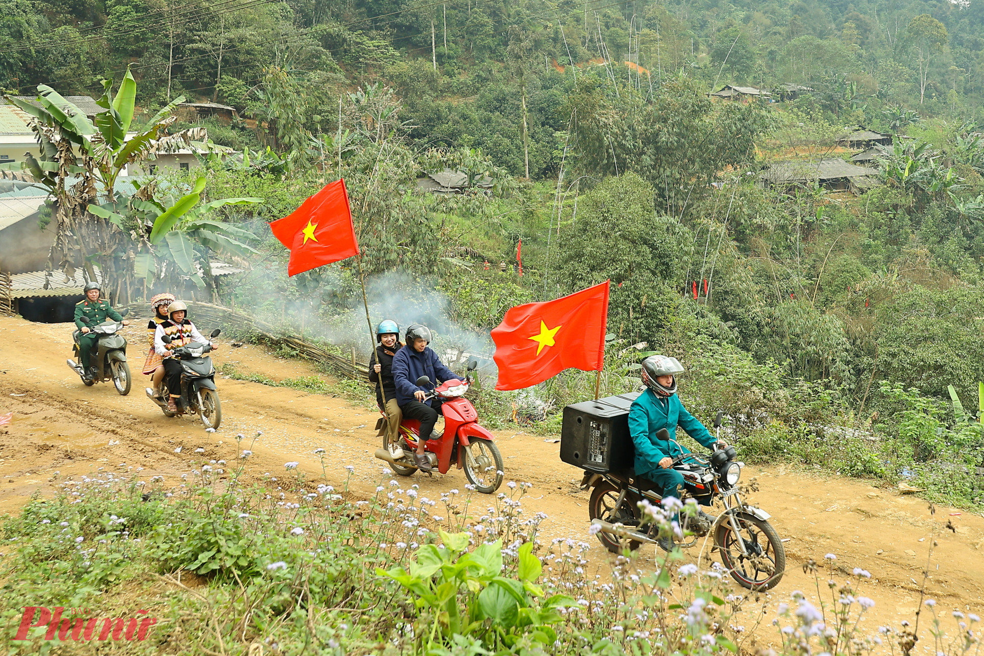 Trước đó, các lực lượng tích cực tuyên truyền bằng loa kéo di động, vận động cử tri trên khắp các thôn, bản xã Trạm Tấu đi bỏ phiếu
