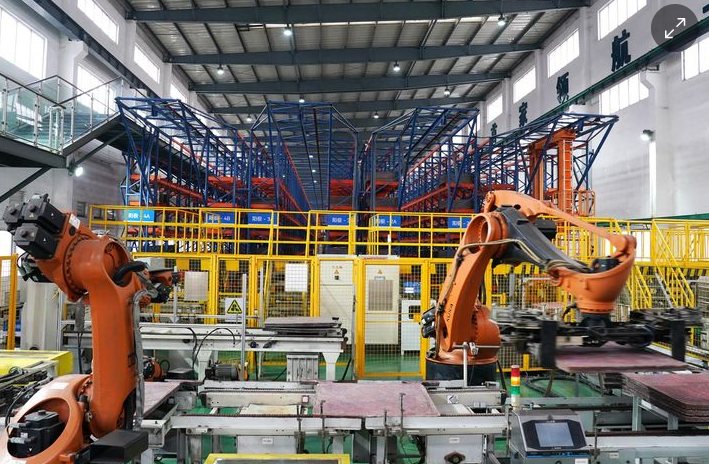 Cánh tay robot chuyển các tấm đồng tại một nhà máy ở Yingtan, tỉnh Giang Tây, Trung Quốc, ngày 21 tháng 1. Tân Hoa Xã-Yonhap