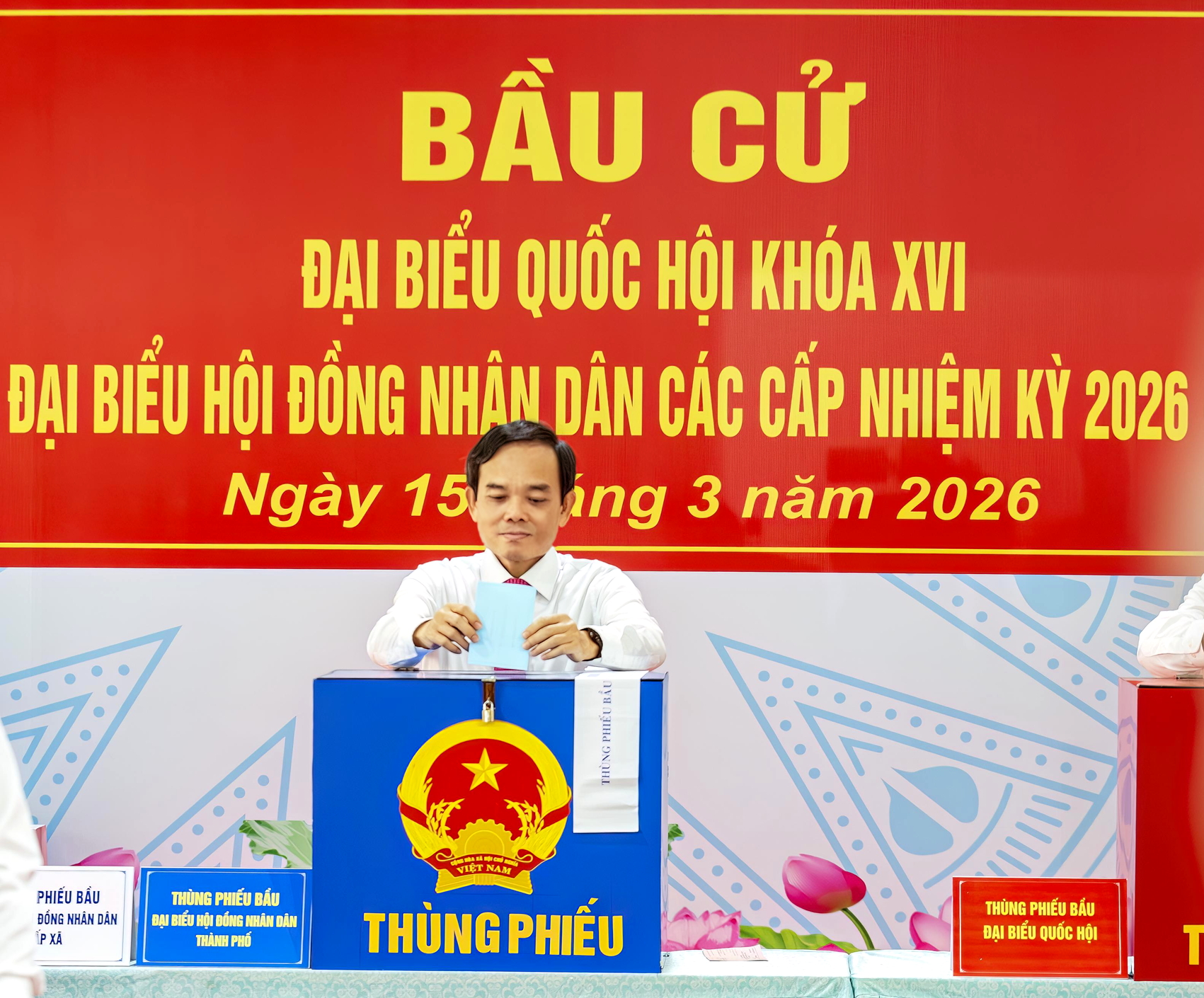 Bí thư Thành ủy TPHCM Trần Lưu Quang bỏ phiếu tại khu vực bỏ phiếu số 14, Trường THCS Đỗ Văn Dậy, xã Hóc Môn, TPHCM - ẢNH: PHÙNG HUY