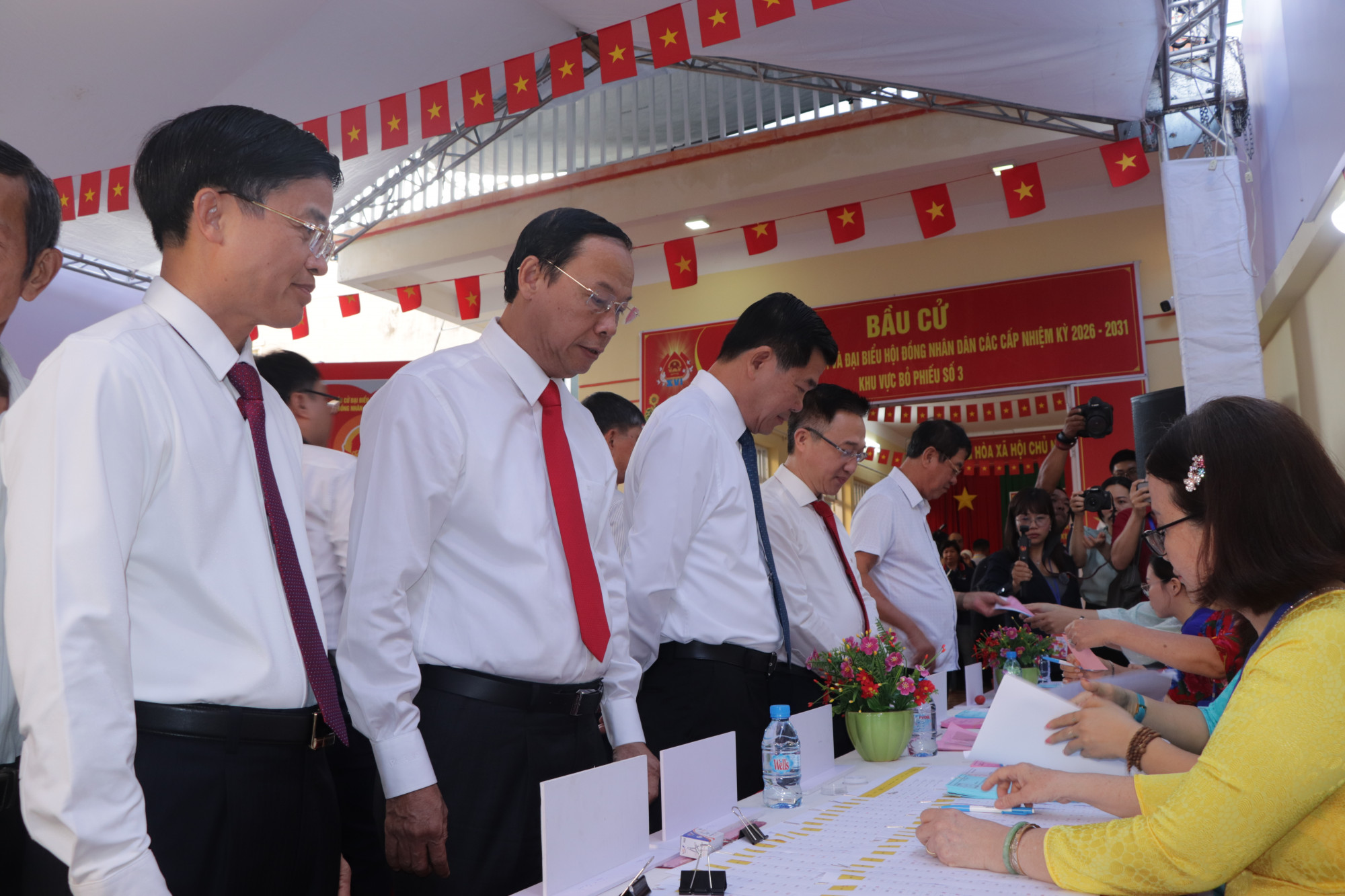 Lãnh đạo Trung ương và TPHCM nhận phiếu bầu để tiến hành bầu cử. Ảnh: TÙNG LÂM