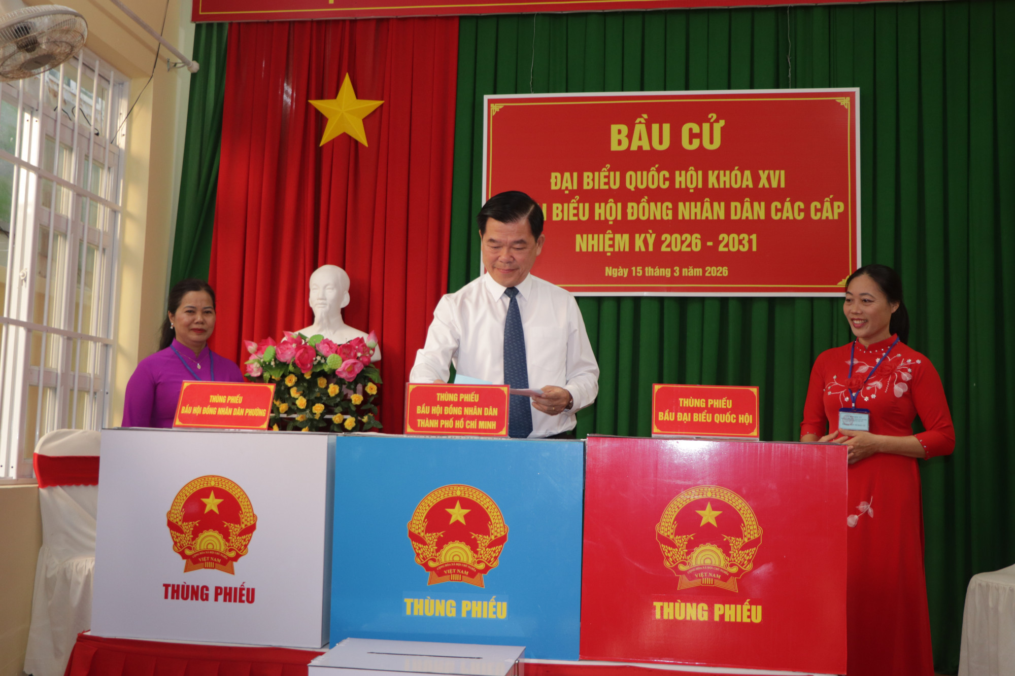 Đồng chí Nguyễn Hồng Lĩnh, Ủy viên Ban chấp hành Trung ương Đảng, Phó Chủ nhiệm Ủy ban kiểm tra Trung ương tiến hành bỏ phiếu bầu. Ảnh: TÙNG LÂM