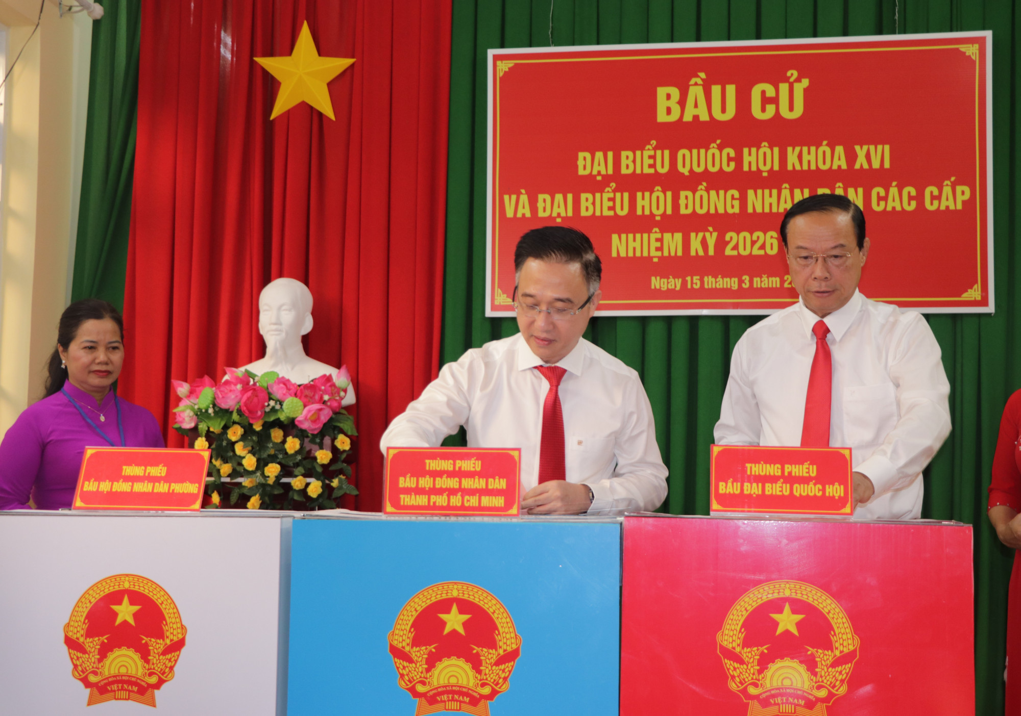 Các đồng chí lãnh đạo TPHCM tham gia bầu cử tại khu vực bỏ phiếu số 3, phường Vũng Tàu, TPHCM. Ảnh: TÙNG LÂM