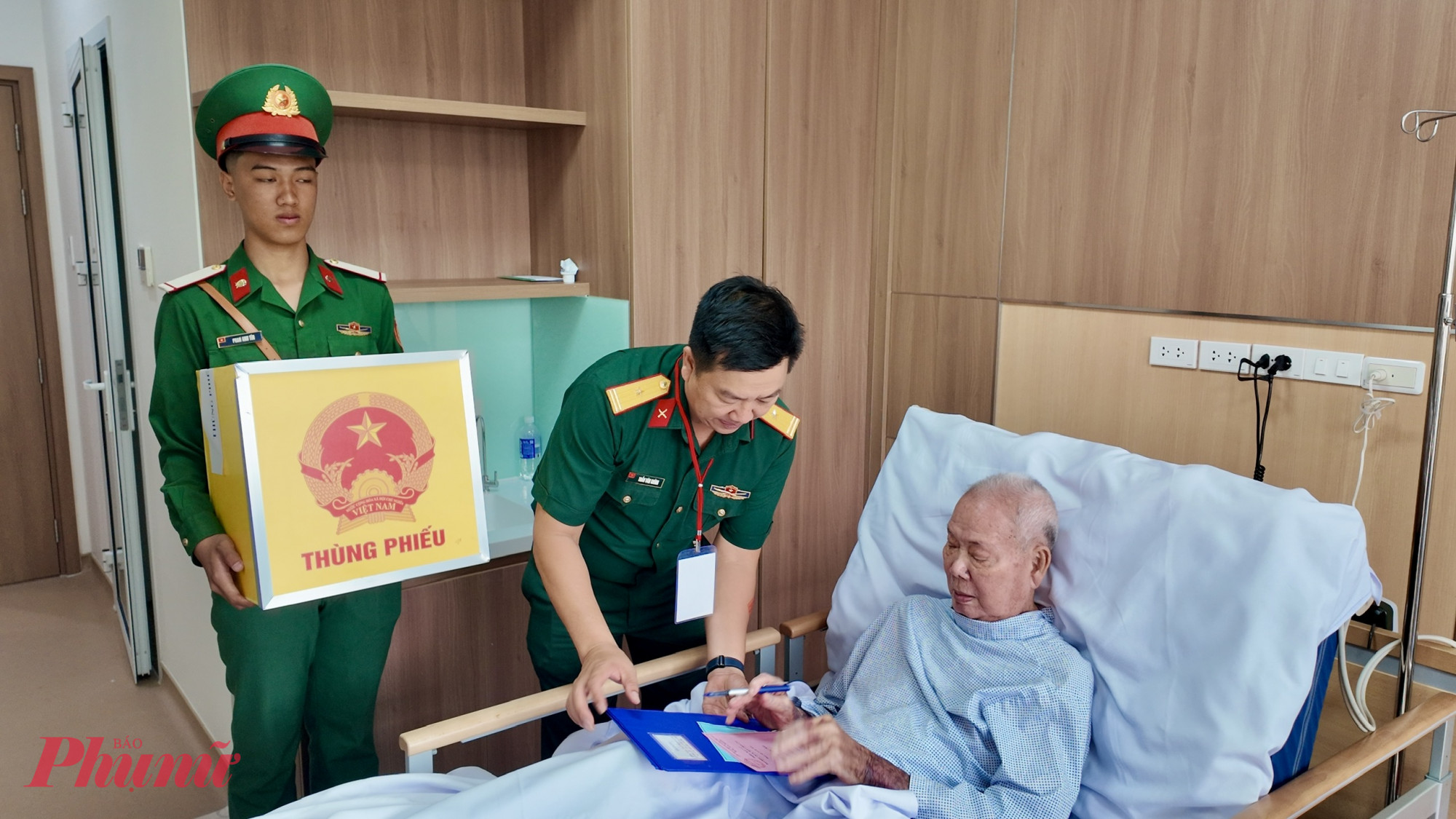 Bệnh nhân 81 tuổi thực hiện quyền công dân ngay trên giường bệnh.