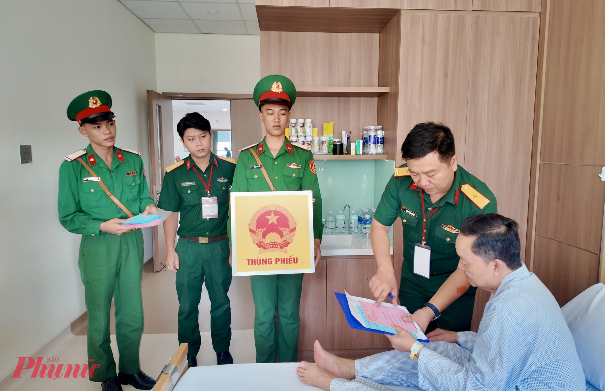 Các bệnh nhân đang điều trị tại bệnh viện Quân y 175 được mang thùng phiếu đến tận giường bệnh.