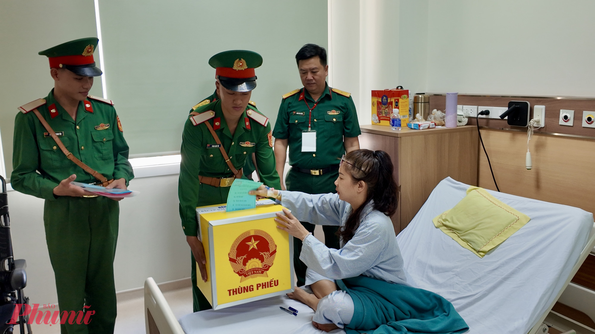 Bà Nguyễn Thị Nhật Thanh (49 tuổi, phường Phú Nhuận) tham gia bầu cử ngay trên giường bệnh.