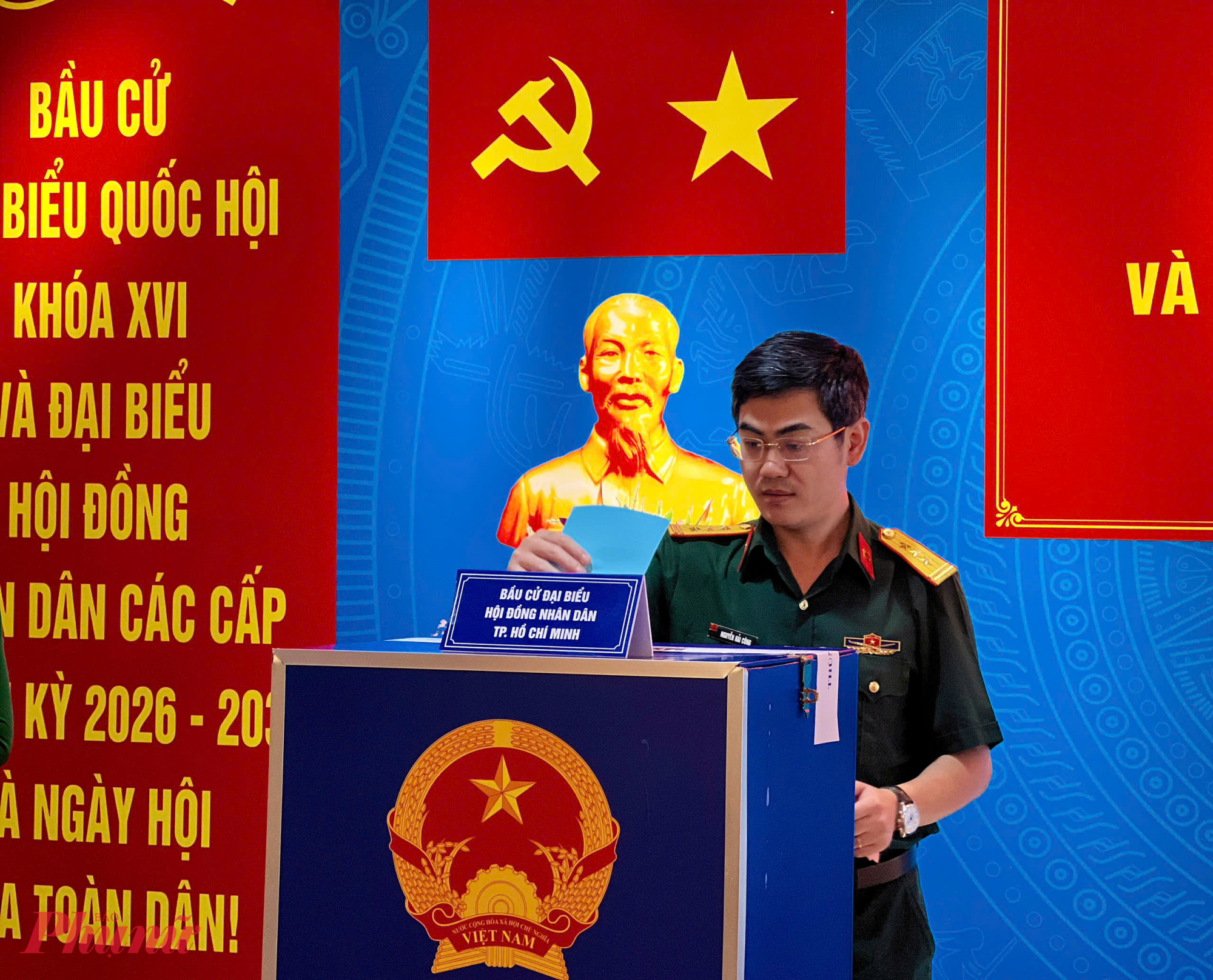 Các bác sĩ quân y 175 thực hiện bầu cử tại nơi làm việc.