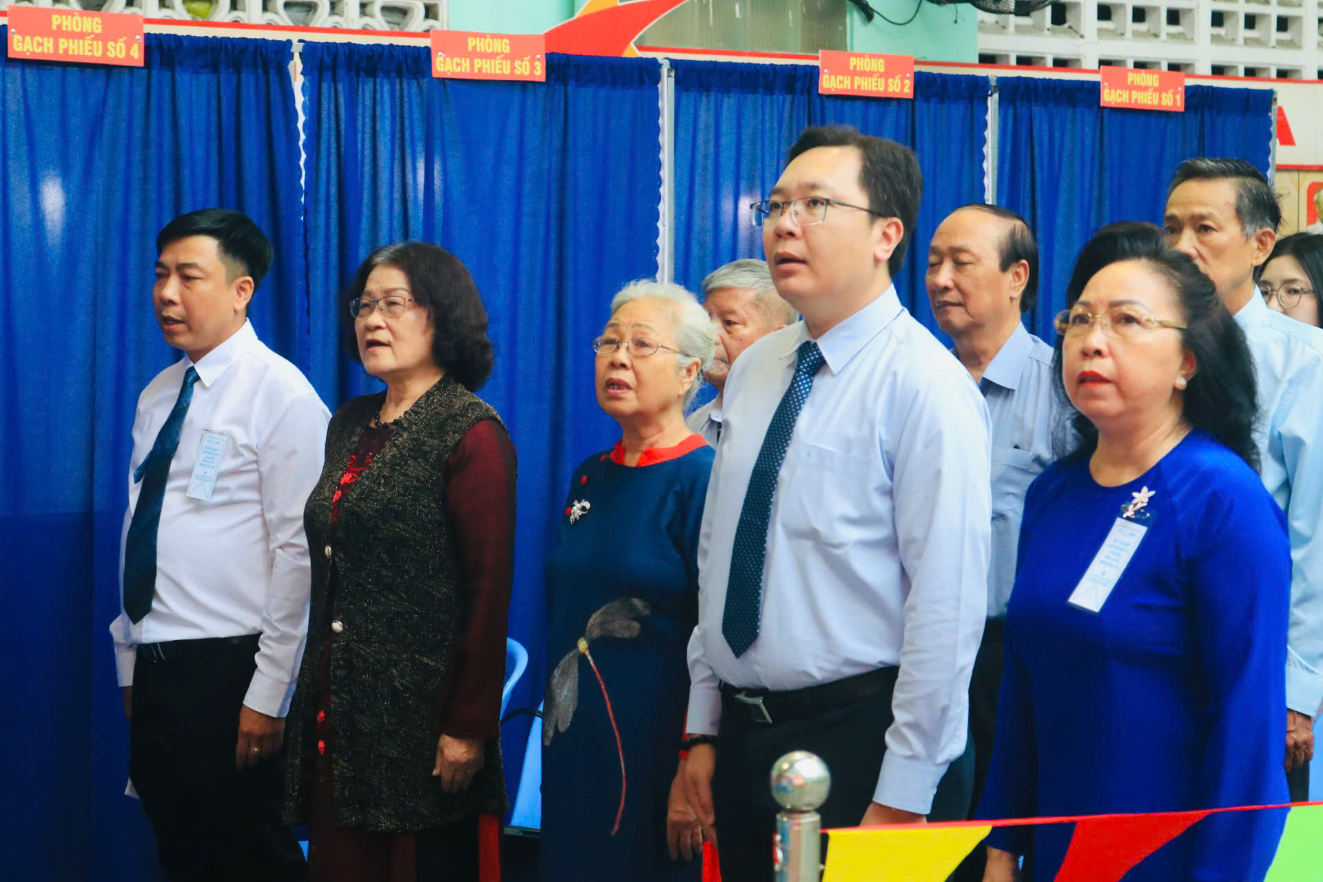 Nhiều nữ cử tri chỉnh tề trong trang phục áo dài truyền thống tham gia bầu cử - Ảnh: Nhã Chân