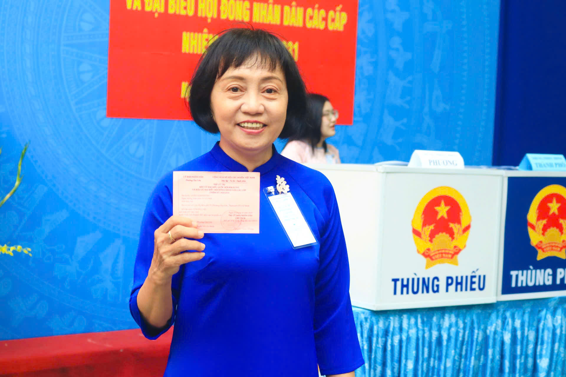 Chị Châu Kim Phụng tự hào với lá phiếu trên tay - Ảnh: Nhã Chân