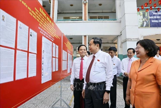 Chủ tịch Quốc hội Trần Thanh Mẫn kiểm tra công tác bầu cử tại Khu vực bỏ phiếu số 14 Trường THCS Đỗ Văn Dậy, xã Hóc Môn