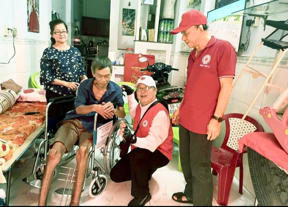 Ông Lê Bằng Yên (thứ hai từ phải qua) tặng xe lăn cho người bệnh nghèo  - Ảnh do nhân vật cung cấp