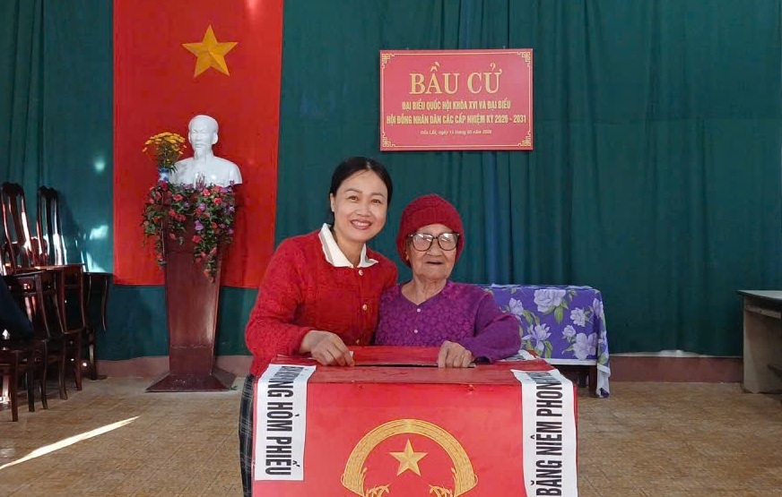 Cụ Thưng và con gái út tự tay bỏ những lá phiểu của mình - ảnh: N.T.