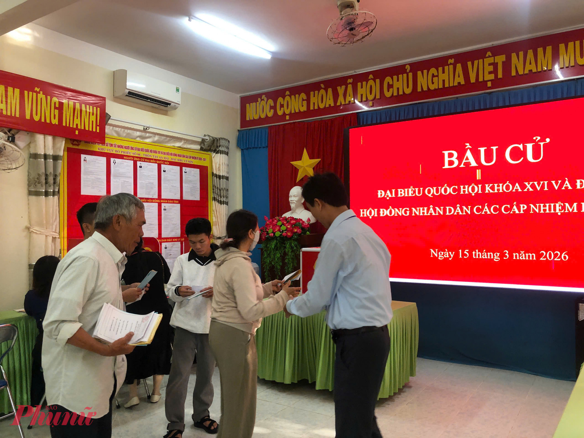 Cử tri đặc khu Lý Sơn nô nức bầu cử đại biểu các cấp.