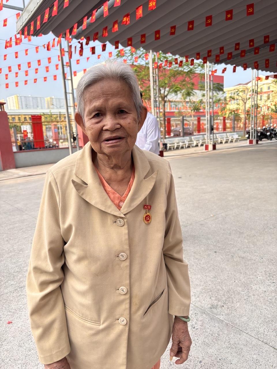 Cụ Trần Thị Ngọc Huệ dù đã bầu cử nhiều lần, nhưng lần nào cũng háo hức, bồi hồi. 