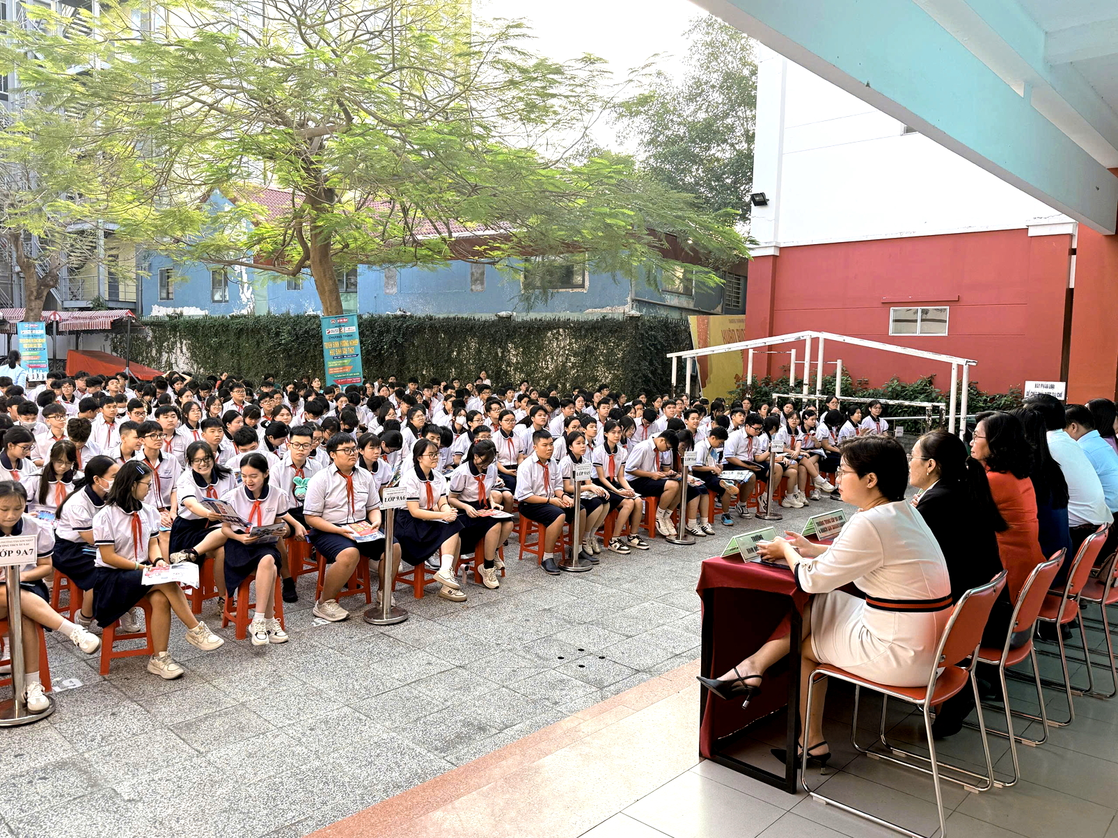 Học sinh lớp Chín Trường THCS Âu Lạc tham gia chương trình tư vấn tuyển sinh, hướng nghiệp sau THCS năm học 2025-2026 - ẢNH: T.T.