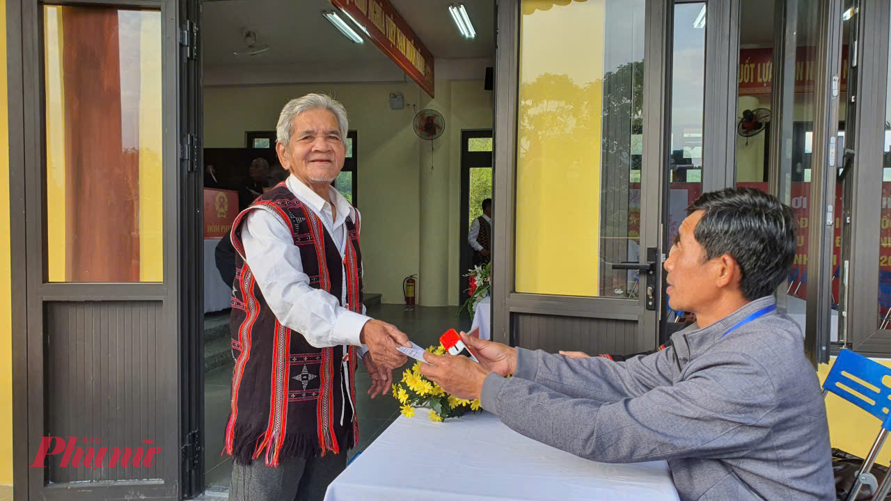 Từ sáng sớm, già làng Đinh Văn Trí, thôn Phú Túc, xã Hoà Vang đã đến khu vực bầu cử số 1 để tham gia bầu cử.