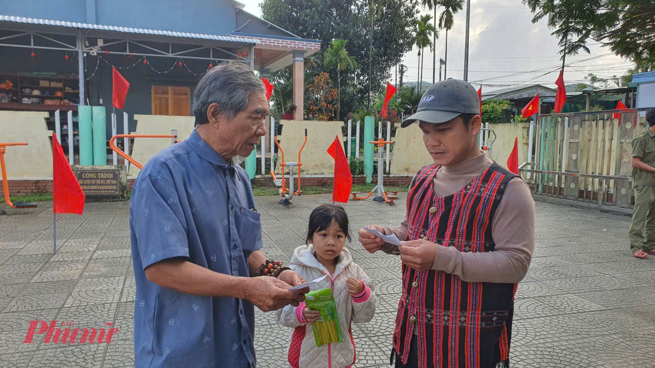 Người dân xã Hoà Vang, TP Đà Nẵng nô nức đi bỏ phiếu tại điểm bầu cử số 1.