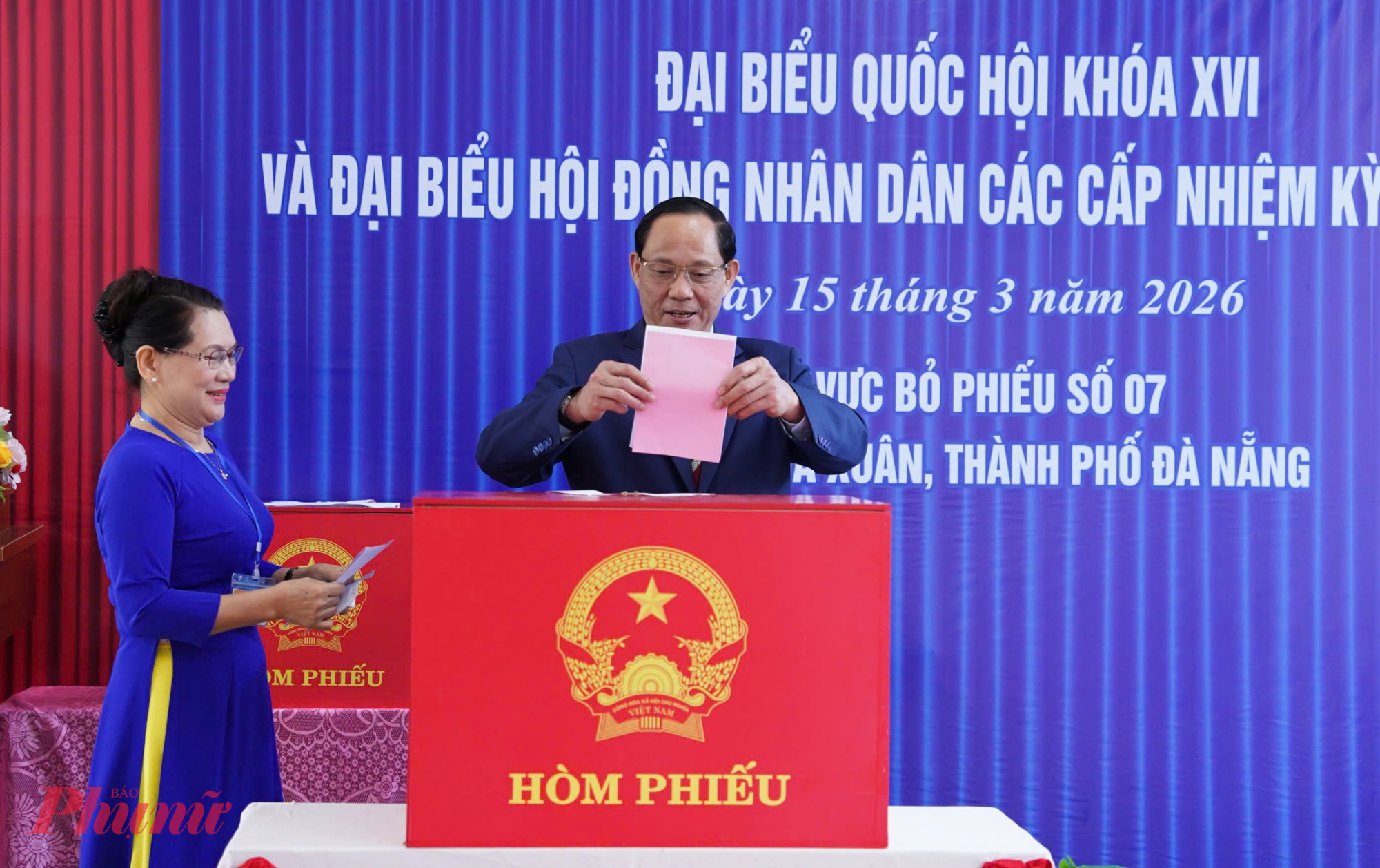Phó Chủ tịch Quốc hội Trần Quang Phương cùng phu nhân tham gia bỏ phiếu.