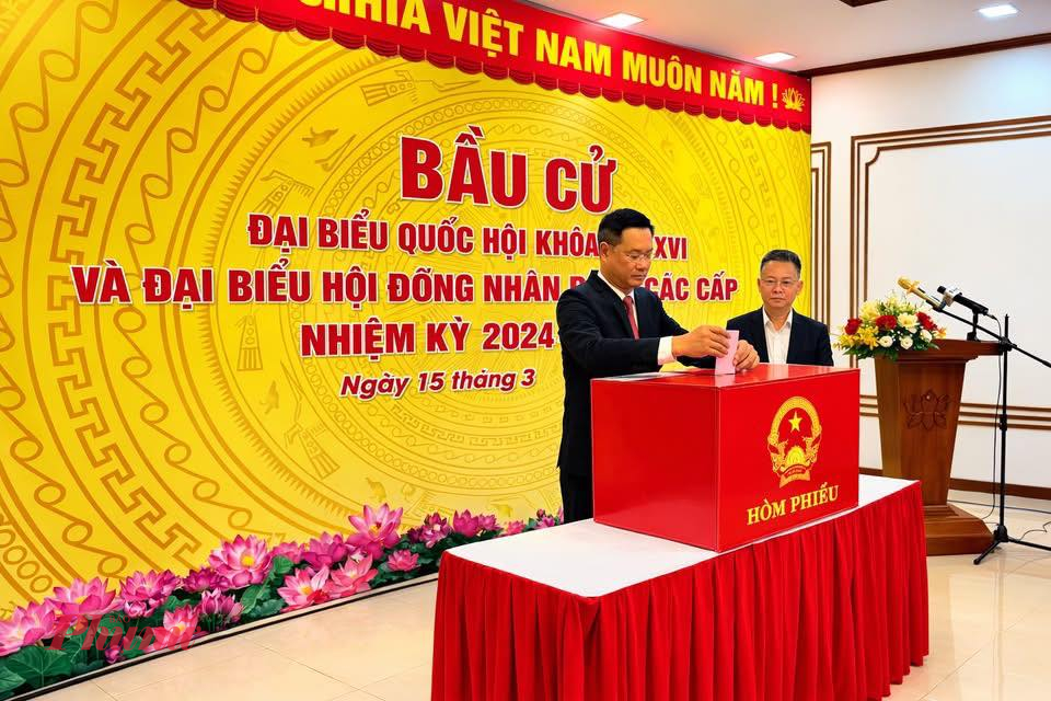 Bí thư Thành ủy Đà Nẵng Lê Ngọc Quang bỏ phiếu tại khu vực bỏ phiếu số 15, phường Hải Châu.