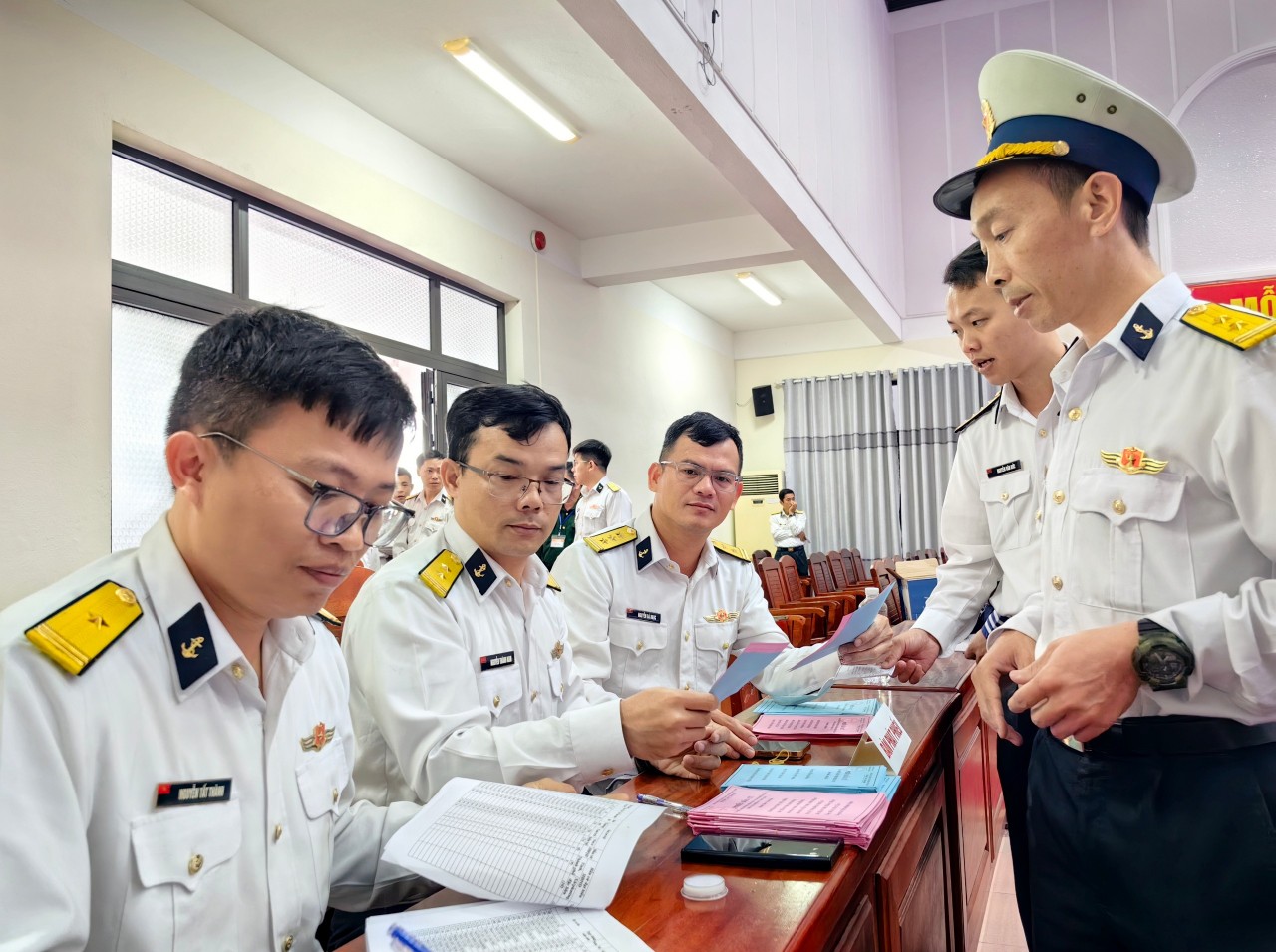 Cử tri nhận phiếu bầu cử từ Tổ phát phiếu