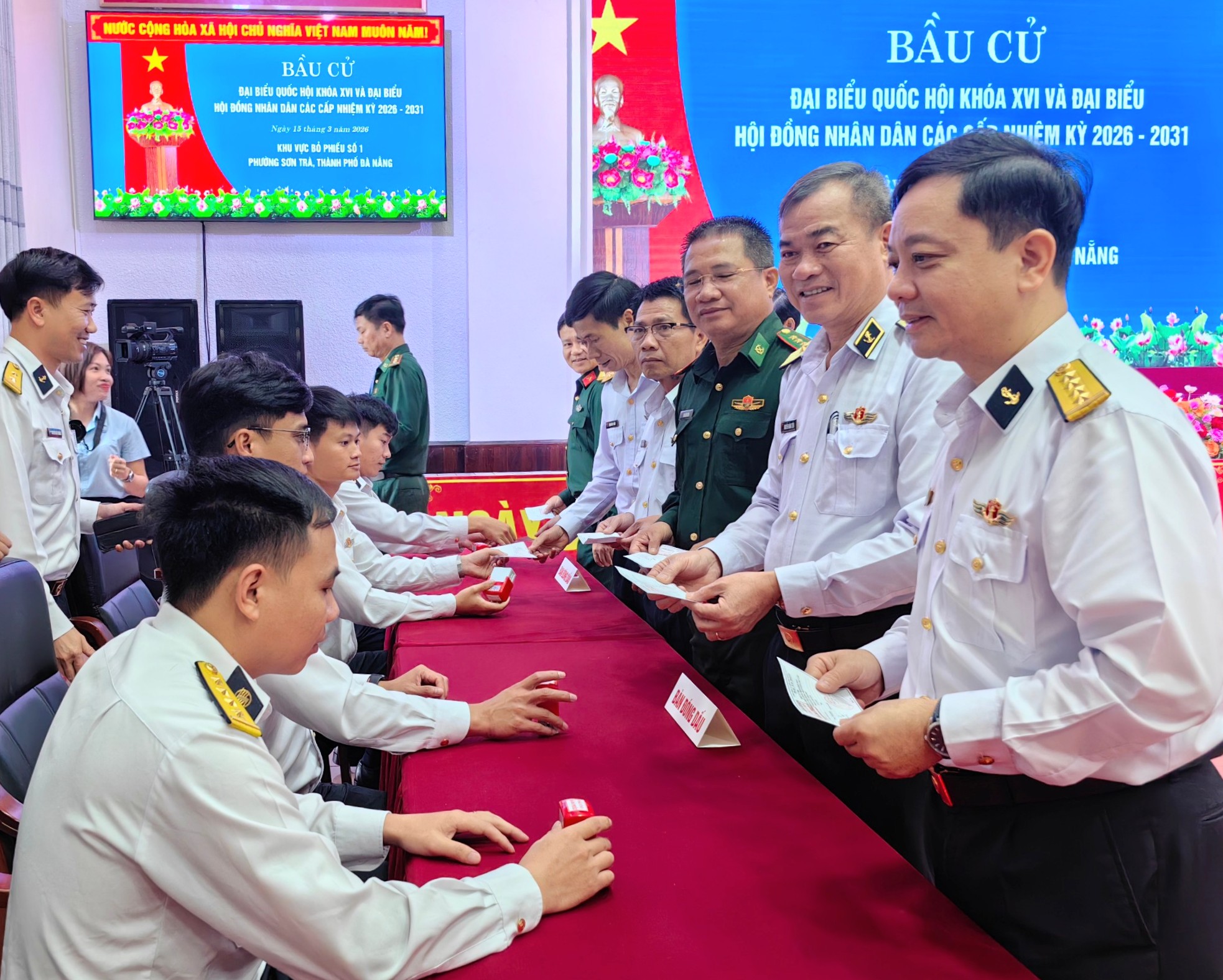 Các thẻ cử tri được đóng dấu sau khi hoàn thành bỏ phiếu bầu cử