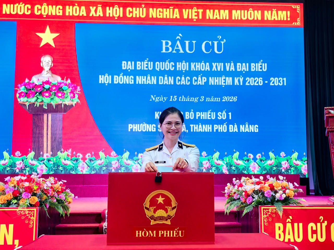 Nữ cán bộ, chiến sĩ Vùng 3 Hải quân bỏ phiếu bầu cử