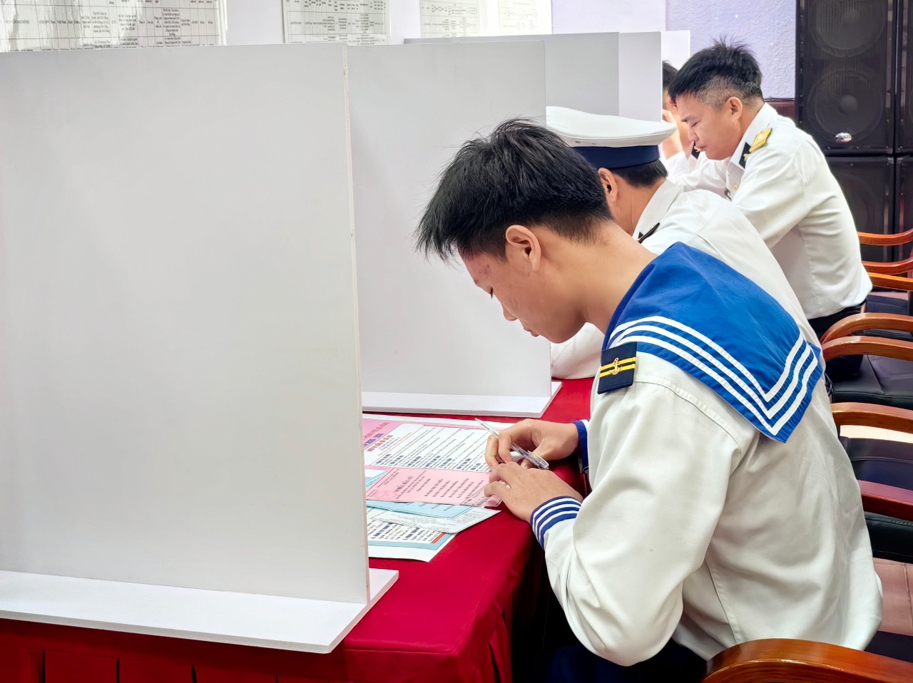 Cán bộ, chiến sĩ bầu chọn Đại biểu Quốc hội và Hội đồng nhân dân các cấp nhiệm kỳ 2026 - 2031